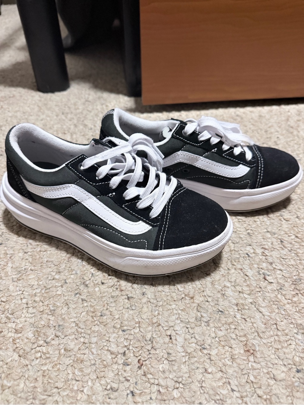Vans Old Skool Overt Sneaker 7.5 W